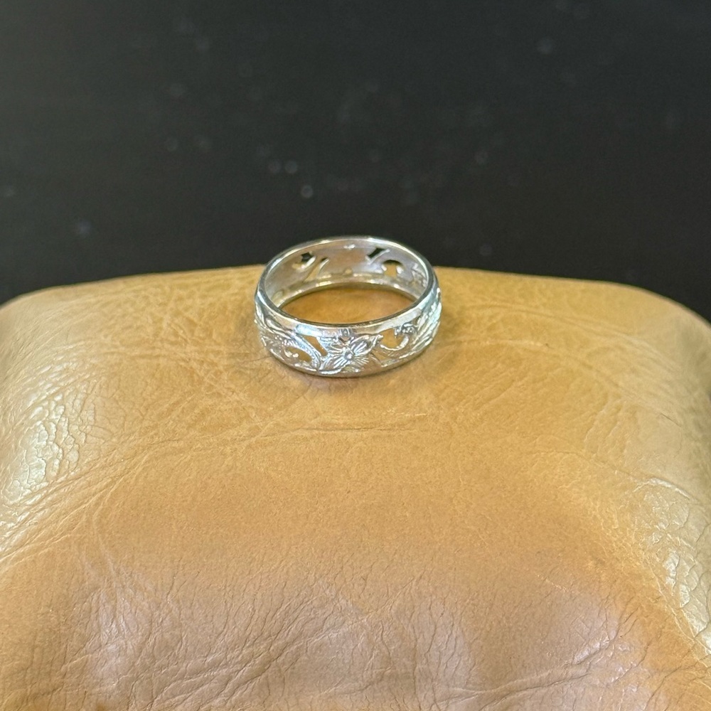 Sterling Silver Hawaiian Jewelry Ring with Old English Design